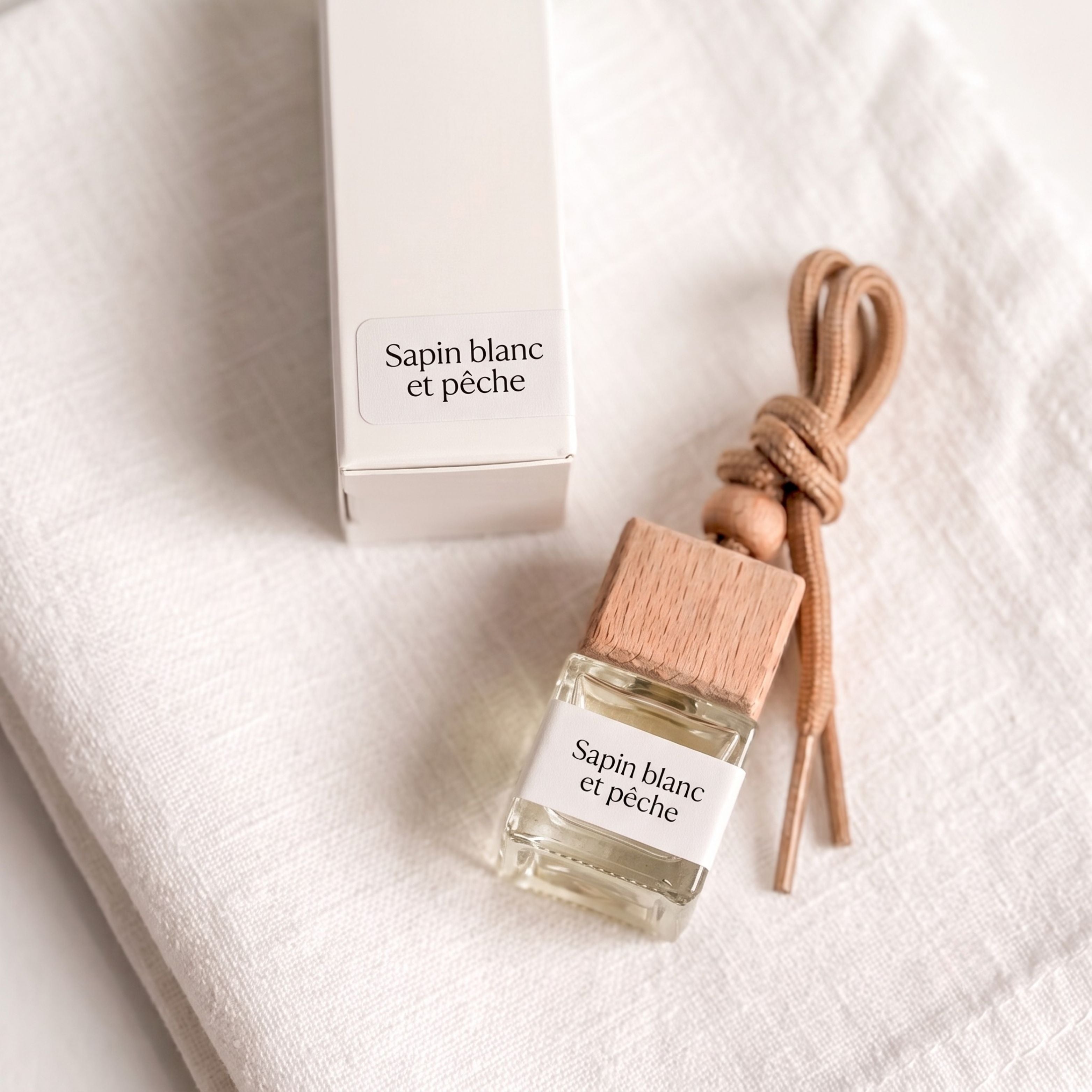 DIFFUSEUR POUR VOITURE: SAPIN BLANC & PÊCHE - Déesse Créations Artisanales